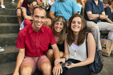 Con la organización de Zentral Kafe Teatro, la plaza de los Burgos se convirtió en una sala de conciertos con la música del grupo local 100to8. Sus versiones de rock y pop de todos los tiempos hicieron disfrutar al numeroso público que se congregó en esta céntrica plaza pamplonesa la noche del viernes 23 de agosto