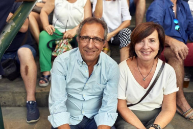 Con la organización de Zentral Kafe Teatro, la plaza de los Burgos se convirtió en una sala de conciertos con la música del grupo local 100to8. Sus versiones de rock y pop de todos los tiempos hicieron disfrutar al numeroso público que se congregó en esta céntrica plaza pamplonesa la noche del viernes 23 de agosto