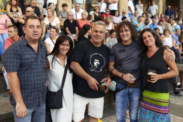 Con la organización de Zentral Kafe Teatro, la plaza de los Burgos se convirtió en una sala de conciertos con la música del grupo local 100to8. Sus versiones de rock y pop de todos los tiempos hicieron disfrutar al numeroso público que se congregó en esta céntrica plaza pamplonesa la noche del viernes 23 de agosto