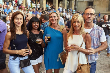 Con la organización de Zentral Kafe Teatro, la plaza de los Burgos se convirtió en una sala de conciertos con la música del grupo local 100to8. Sus versiones de rock y pop de todos los tiempos hicieron disfrutar al numeroso público que se congregó en esta céntrica plaza pamplonesa la noche del viernes 23 de agosto