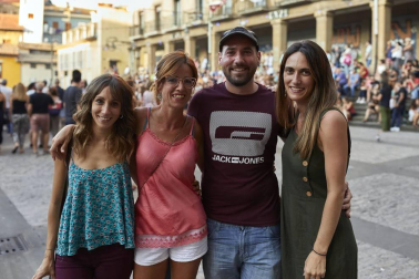 Con la organización de Zentral Kafe Teatro, la plaza de los Burgos se convirtió en una sala de conciertos con la música del grupo local 100to8. Sus versiones de rock y pop de todos los tiempos hicieron disfrutar al numeroso público que se congregó en esta céntrica plaza pamplonesa la noche del viernes 23 de agosto