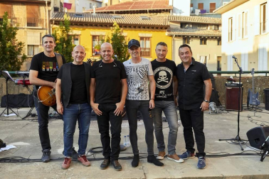 Con la organización de Zentral Kafe Teatro, la plaza de los Burgos se convirtió en una sala de conciertos con la música del grupo local 100to8. Sus versiones de rock y pop de todos los tiempos hicieron disfrutar al numeroso público que se congregó en esta céntrica plaza pamplonesa la noche del viernes 23 de agosto