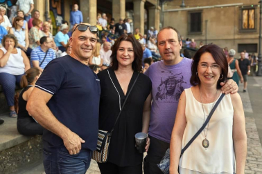 Con la organización de Zentral Kafe Teatro, la plaza de los Burgos se convirtió en una sala de conciertos con la música del grupo local 100to8. Sus versiones de rock y pop de todos los tiempos hicieron disfrutar al numeroso público que se congregó en esta céntrica plaza pamplonesa la noche del viernes 23 de agosto
