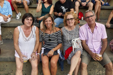Con la organización de Zentral Kafe Teatro, la plaza de los Burgos se convirtió en una sala de conciertos con la música del grupo local 100to8. Sus versiones de rock y pop de todos los tiempos hicieron disfrutar al numeroso público que se congregó en esta céntrica plaza pamplonesa la noche del viernes 23 de agosto