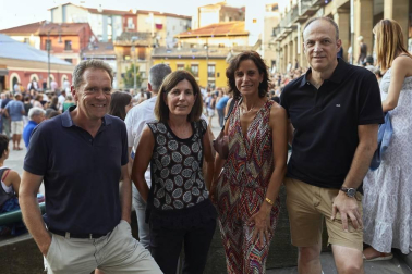 Con la organización de Zentral Kafe Teatro, la plaza de los Burgos se convirtió en una sala de conciertos con la música del grupo local 100to8. Sus versiones de rock y pop de todos los tiempos hicieron disfrutar al numeroso público que se congregó en esta céntrica plaza pamplonesa la noche del viernes 23 de agosto