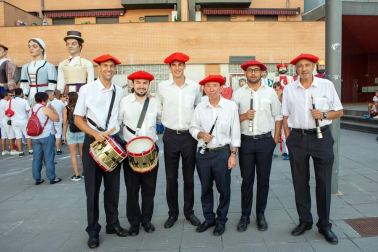 Noáin salió a la calle del 21 al 25 de agosto para celebrar sus fiestas grandes. El desfile de la comparsa de gigantes local fue uno de los actos tradicionales más esperados por las familias. La cámara de ¡Click! se acercó a compartir con los vecinos la alegría de este pasacalles durante la mañana del viernes.