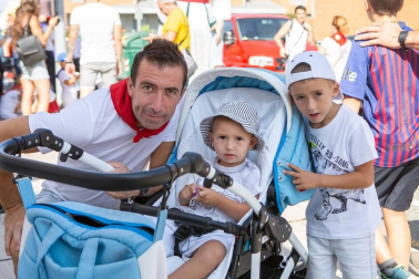 Noáin salió a la calle del 21 al 25 de agosto para celebrar sus fiestas grandes. El desfile de la comparsa de gigantes local fue uno de los actos tradicionales más esperados por las familias. La cámara de ¡Click! se acercó a compartir con los vecinos la alegría de este pasacalles durante la mañana del viernes.