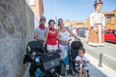 Noáin salió a la calle del 21 al 25 de agosto para celebrar sus fiestas grandes. El desfile de la comparsa de gigantes local fue uno de los actos tradicionales más esperados por las familias. La cámara de ¡Click! se acercó a compartir con los vecinos la alegría de este pasacalles durante la mañana del viernes.