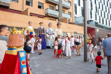 Noáin salió a la calle del 21 al 25 de agosto para celebrar sus fiestas grandes. El desfile de la comparsa de gigantes local fue uno de los actos tradicionales más esperados por las familias. La cámara de ¡Click! se acercó a compartir con los vecinos la alegría de este pasacalles durante la mañana del viernes.