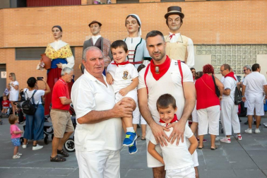 Noáin salió a la calle del 21 al 25 de agosto para celebrar sus fiestas grandes. El desfile de la comparsa de gigantes local fue uno de los actos tradicionales más esperados por las familias. La cámara de ¡Click! se acercó a compartir con los vecinos la alegría de este pasacalles durante la mañana del viernes.