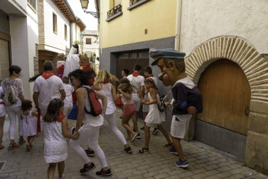 Todas las fotos del desfile de gigantes y gaiteros de fiestas de Lumbier 2019