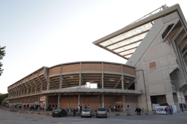 Varios grupos de personas y cuadrillas han trasnochado para poder ver a su equipo este sábado en El Sadar.
