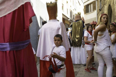 Todas las fotos del desfile de gigantes y gaiteros de fiestas de Lumbier 2019