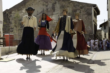 Todas las fotos del desfile de gigantes y gaiteros de fiestas de Lumbier 2019