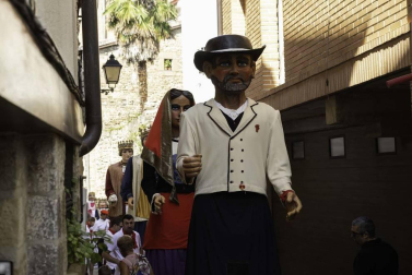 Todas las fotos del desfile de gigantes y gaiteros de fiestas de Lumbier 2019
