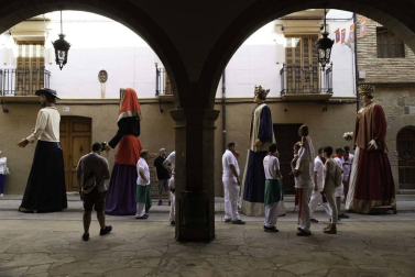 Todas las fotos del desfile de gigantes y gaiteros de fiestas de Lumbier 2019