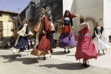 Todas las fotos del desfile de gigantes y gaiteros de fiestas de Lumbier 2019