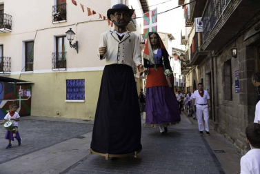 Todas las fotos del desfile de gigantes y gaiteros de fiestas de Lumbier 2019