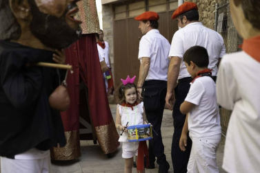 Todas las fotos del desfile de gigantes y gaiteros de fiestas de Lumbier 2019