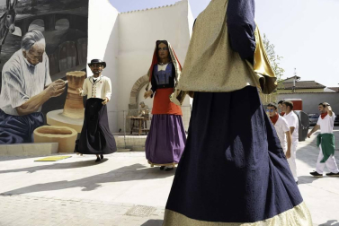 Todas las fotos del desfile de gigantes y gaiteros de fiestas de Lumbier 2019