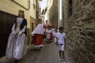 Todas las fotos del desfile de gigantes y gaiteros de fiestas de Lumbier 2019