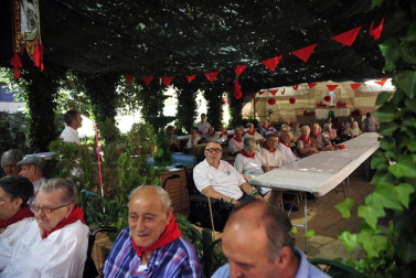 Todas las fotos del cohete de fiestas de Peralta 2019, en el que decenas de vecinos se dieron cita en la plaza de la localidad navarra para dar la bienvenida a nueve días de fiesta en honor a la Virgen de Nieva.