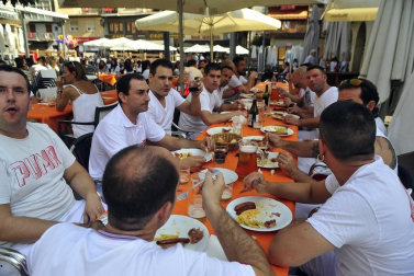 Todas las fotos del cohete de fiestas de Peralta 2019, en el que decenas de vecinos se dieron cita en la plaza de la localidad navarra para dar la bienvenida a nueve días de fiesta en honor a la Virgen de Nieva.