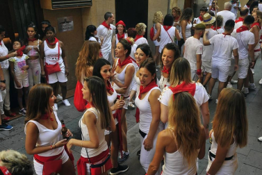 Todas las fotos del cohete de fiestas de Peralta 2019, en el que decenas de vecinos se dieron cita en la plaza de la localidad navarra para dar la bienvenida a nueve días de fiesta en honor a la Virgen de Nieva.