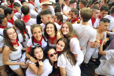 Todas las fotos del cohete de fiestas de Peralta 2019, en el que decenas de vecinos se dieron cita en la plaza de la localidad navarra para dar la bienvenida a nueve días de fiesta en honor a la Virgen de Nieva.