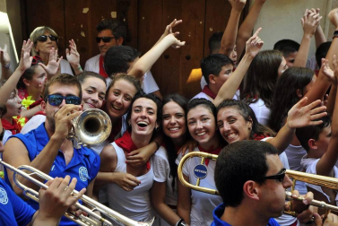 Todas las fotos del cohete de fiestas de Peralta 2019, en el que decenas de vecinos se dieron cita en la plaza de la localidad navarra para dar la bienvenida a nueve días de fiesta en honor a la Virgen de Nieva.