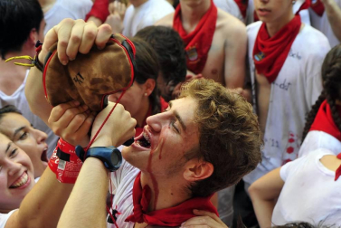 Todas las fotos del cohete de fiestas de Peralta 2019, en el que decenas de vecinos se dieron cita en la plaza de la localidad navarra para dar la bienvenida a nueve días de fiesta en honor a la Virgen de Nieva.