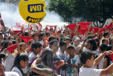 Todas las fotos del cohete de fiestas de Peralta 2019, en el que decenas de vecinos se dieron cita en la plaza de la localidad navarra para dar la bienvenida a nueve días de fiesta en honor a la Virgen de Nieva.