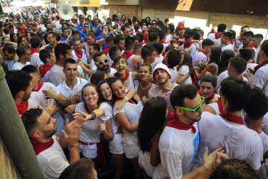 Todas las fotos del cohete de fiestas de Peralta 2019, en el que decenas de vecinos se dieron cita en la plaza de la localidad navarra para dar la bienvenida a nueve días de fiesta en honor a la Virgen de Nieva.