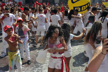 Todas las fotos del cohete de fiestas de Peralta 2019, en el que decenas de vecinos se dieron cita en la plaza de la localidad navarra para dar la bienvenida a nueve días de fiesta en honor a la Virgen de Nieva.