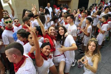 Todas las fotos del cohete de fiestas de Peralta 2019, en el que decenas de vecinos se dieron cita en la plaza de la localidad navarra para dar la bienvenida a nueve días de fiesta en honor a la Virgen de Nieva.
