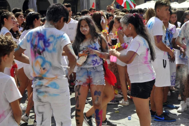 Todas las fotos del cohete de fiestas de Peralta 2019, en el que decenas de vecinos se dieron cita en la plaza de la localidad navarra para dar la bienvenida a nueve días de fiesta en honor a la Virgen de Nieva.