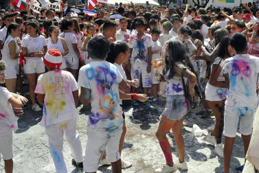 Todas las fotos del cohete de fiestas de Peralta 2019, en el que decenas de vecinos se dieron cita en la plaza de la localidad navarra para dar la bienvenida a nueve días de fiesta en honor a la Virgen de Nieva.