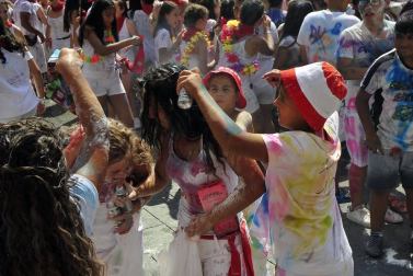 Todas las fotos del cohete de fiestas de Peralta 2019, en el que decenas de vecinos se dieron cita en la plaza de la localidad navarra para dar la bienvenida a nueve días de fiesta en honor a la Virgen de Nieva.