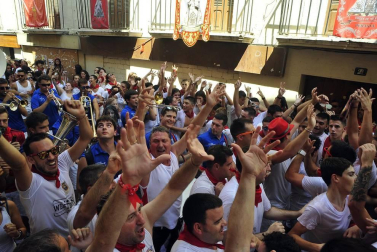 Todas las fotos del cohete de fiestas de Peralta 2019, en el que decenas de vecinos se dieron cita en la plaza de la localidad navarra para dar la bienvenida a nueve días de fiesta en honor a la Virgen de Nieva.