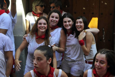 Todas las fotos del cohete de fiestas de Peralta 2019, en el que decenas de vecinos se dieron cita en la plaza de la localidad navarra para dar la bienvenida a nueve días de fiesta en honor a la Virgen de Nieva.