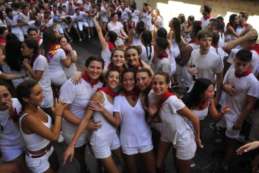 Todas las fotos del cohete de fiestas de Peralta 2019, en el que decenas de vecinos se dieron cita en la plaza de la localidad navarra para dar la bienvenida a nueve días de fiesta en honor a la Virgen de Nieva.