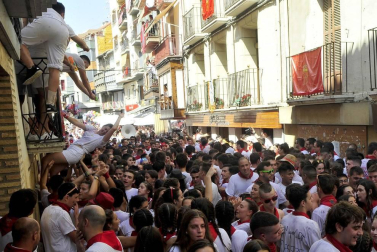 Todas las fotos del cohete de fiestas de Peralta 2019, en el que decenas de vecinos se dieron cita en la plaza de la localidad navarra para dar la bienvenida a nueve días de fiesta en honor a la Virgen de Nieva.