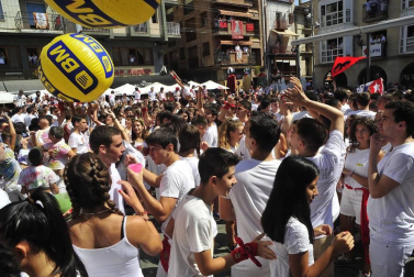 Todas las fotos del cohete de fiestas de Peralta 2019, en el que decenas de vecinos se dieron cita en la plaza de la localidad navarra para dar la bienvenida a nueve días de fiesta en honor a la Virgen de Nieva.