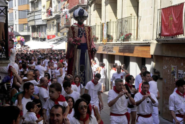Todas las fotos del cohete de fiestas de Peralta 2019, en el que decenas de vecinos se dieron cita en la plaza de la localidad navarra para dar la bienvenida a nueve días de fiesta en honor a la Virgen de Nieva.