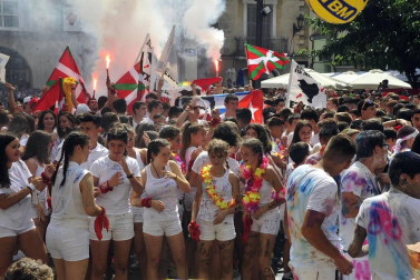 Todas las fotos del cohete de fiestas de Peralta 2019, en el que decenas de vecinos se dieron cita en la plaza de la localidad navarra para dar la bienvenida a nueve días de fiesta en honor a la Virgen de Nieva.