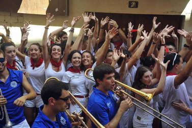 Todas las fotos del cohete de fiestas de Peralta 2019, en el que decenas de vecinos se dieron cita en la plaza de la localidad navarra para dar la bienvenida a nueve días de fiesta en honor a la Virgen de Nieva.