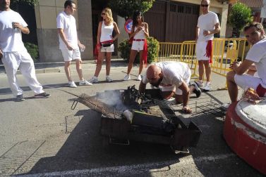 Todas las fotos del cohete de fiestas de Peralta 2019, en el que decenas de vecinos se dieron cita en la plaza de la localidad navarra para dar la bienvenida a nueve días de fiesta en honor a la Virgen de Nieva.
