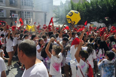 Todas las fotos del cohete de fiestas de Peralta 2019, en el que decenas de vecinos se dieron cita en la plaza de la localidad navarra para dar la bienvenida a nueve días de fiesta en honor a la Virgen de Nieva.