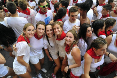 Todas las fotos del cohete de fiestas de Peralta 2019, en el que decenas de vecinos se dieron cita en la plaza de la localidad navarra para dar la bienvenida a nueve días de fiesta en honor a la Virgen de Nieva.