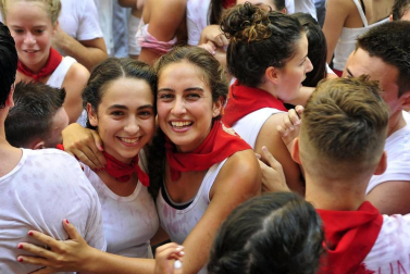 Todas las fotos del cohete de fiestas de Peralta 2019, en el que decenas de vecinos se dieron cita en la plaza de la localidad navarra para dar la bienvenida a nueve días de fiesta en honor a la Virgen de Nieva.